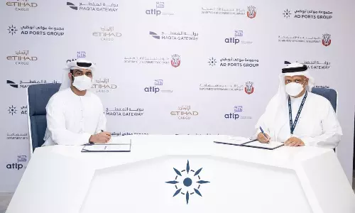 Yousef Al Riyami, Chief Technology Officer – Maqta Gateway (right) and Jubran Al Breiki, Director, Etihad Airport Services signing the agreement on the digital airfreight solutions. Yousef Al Riyami, Chief Technology Officer – Maqta Gateway (right) and Jubran Al Breiki, Director, Etihad Airport Services signing the agreement on the digital airfreight solutions.