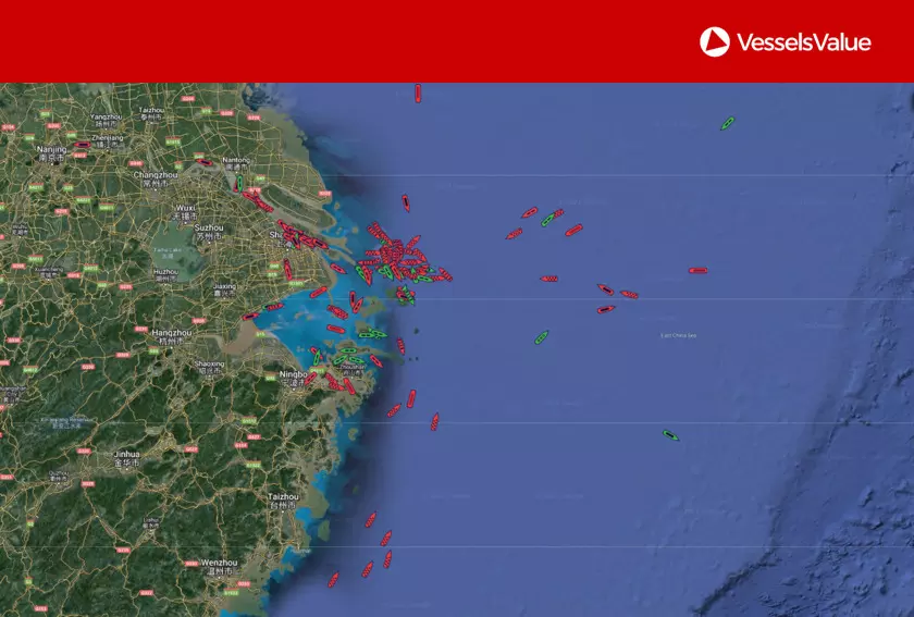 Map of ships waiting outside Shanghai (red denotes laden, green denotes ballast).