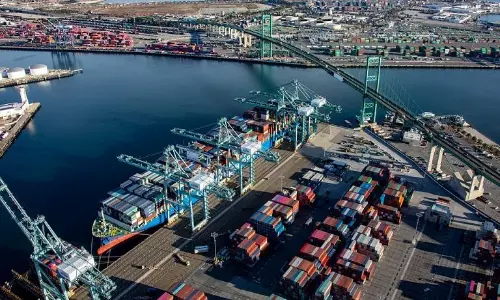 Cargo declines 25% at Los Angeles port in Oct Cargo declines 25% at Los Angeles port in Oct