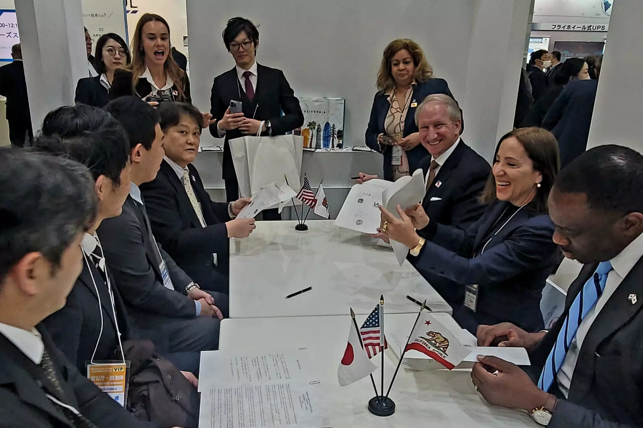 Officials from the Port of Tokyo sign the MoU with the Port of Los Angeles and California delegation Officials from the Port of Tokyo sign the MoU with the Port of Los Angeles and California delegation