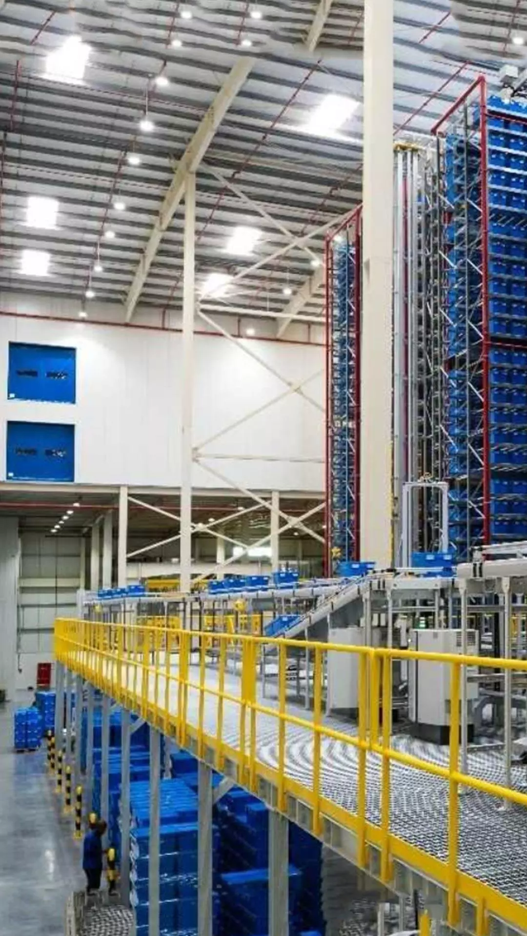 SSI SCHAEFER and Brands for Less flag off state-of-the-art automated roaming shuttle in Dubai