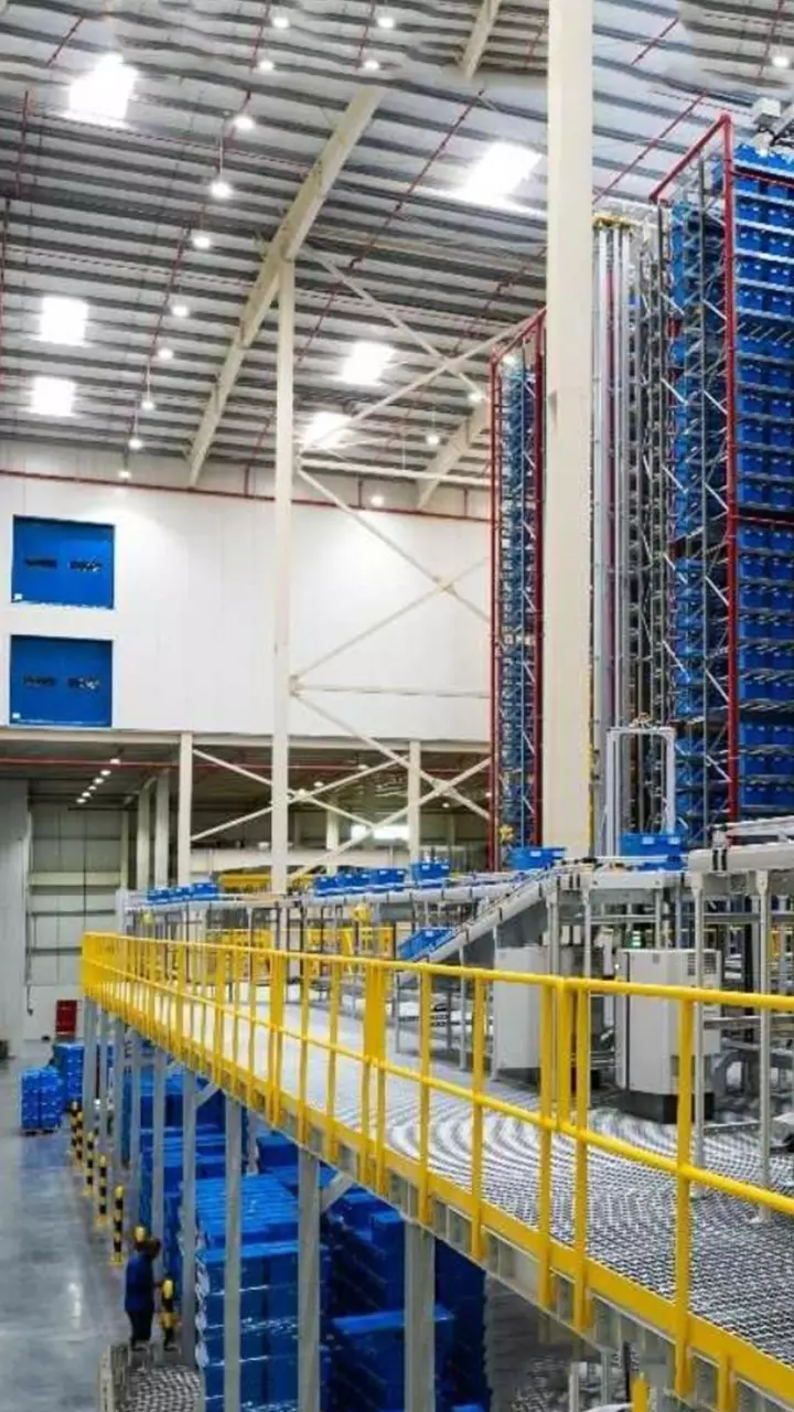 SSI SCHAEFER and Brands for Less flag off state-of-the-art automated roaming shuttle in Dubai