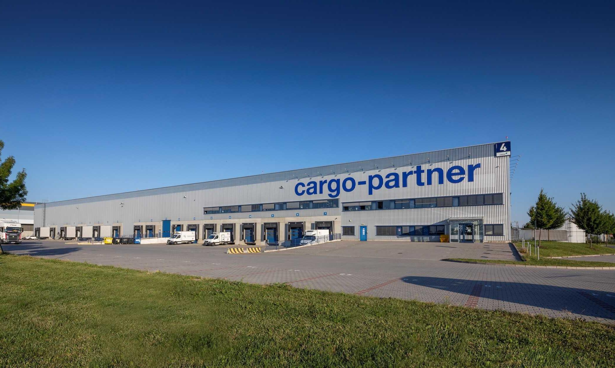 cargo-partner boosts CO₂-free rail transport with HHLA Pure