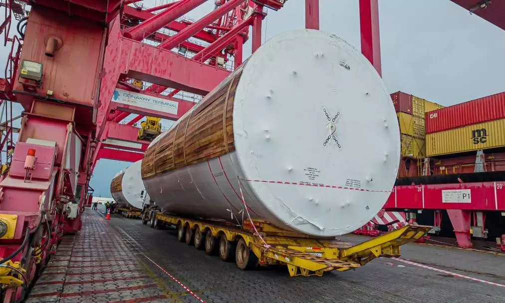 AGL Guinea transports two oversized industrial tanks to SOBRAGUI plant AGL Guinea transports two oversized industrial tanks to SOBRAGUI plant